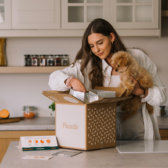 Kobieta pokazuje saszetkę jedzenia psu