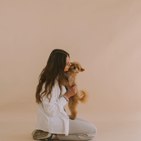 Kobieta przytula psa