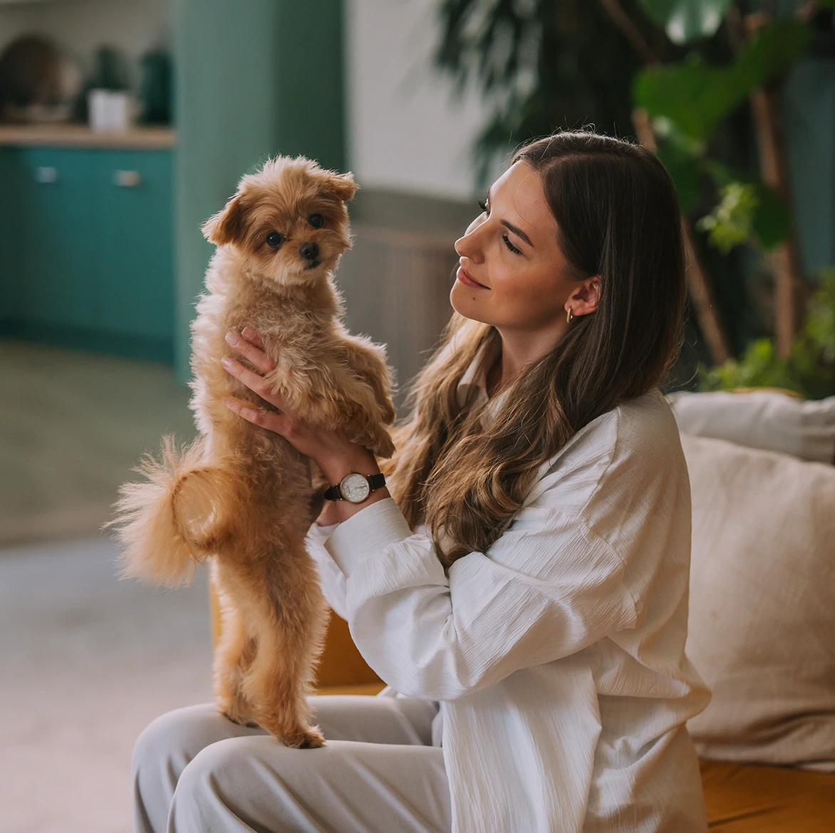 Dziewczyna przytulająca pieska