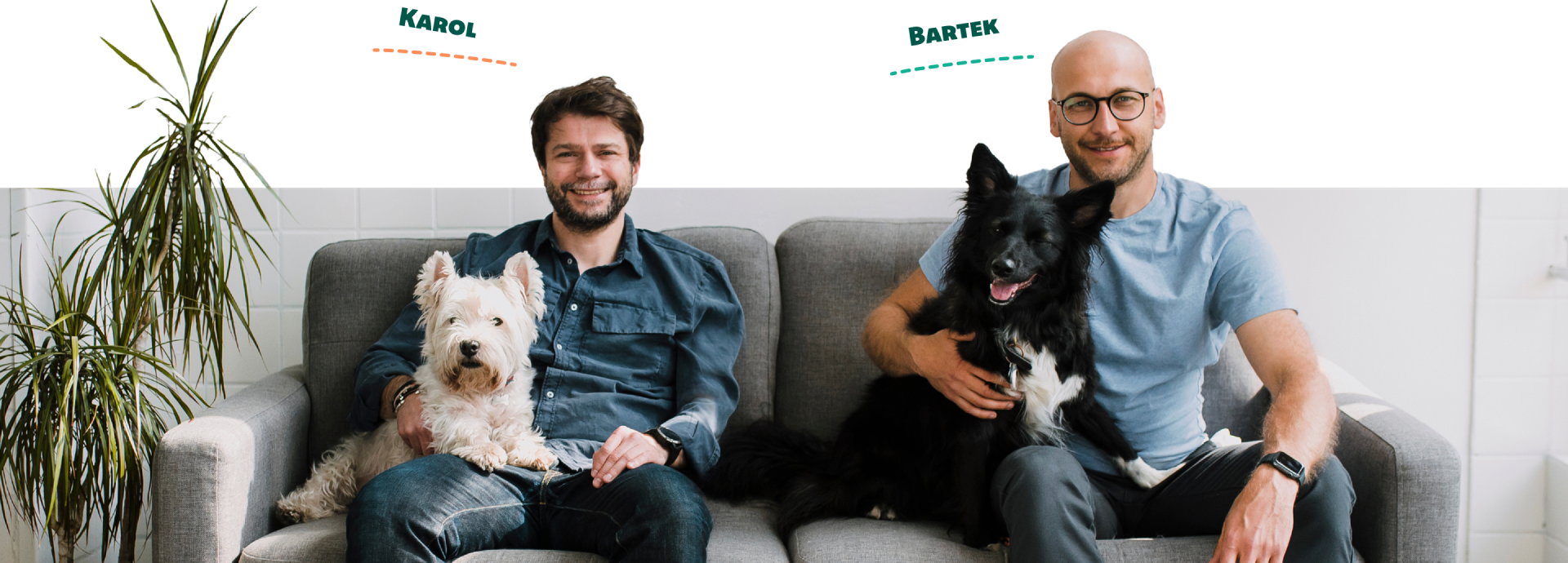 Karol i Bartek wraz z psami, siedzą na kanapie