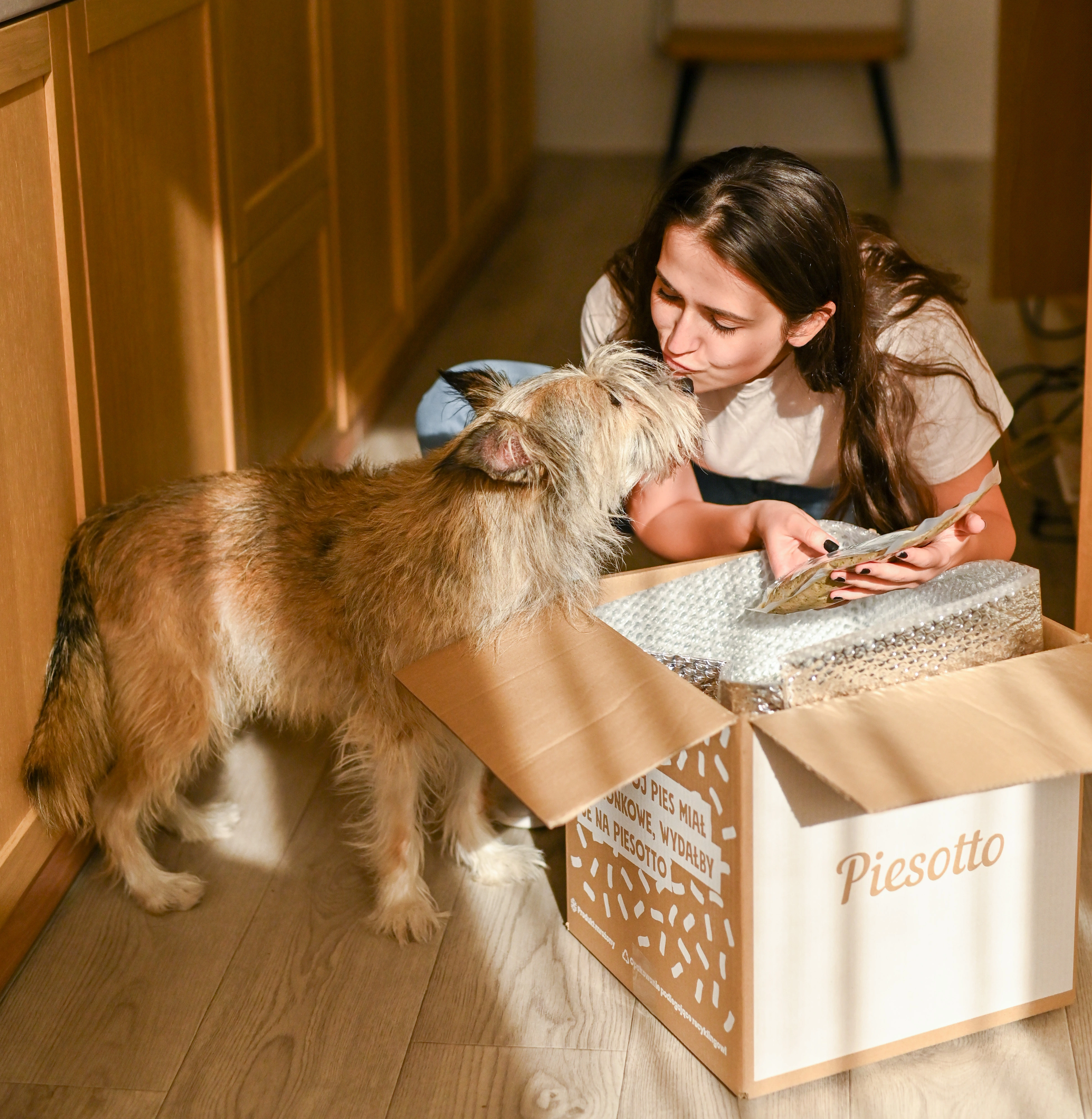 Dziewczyna całująca psa