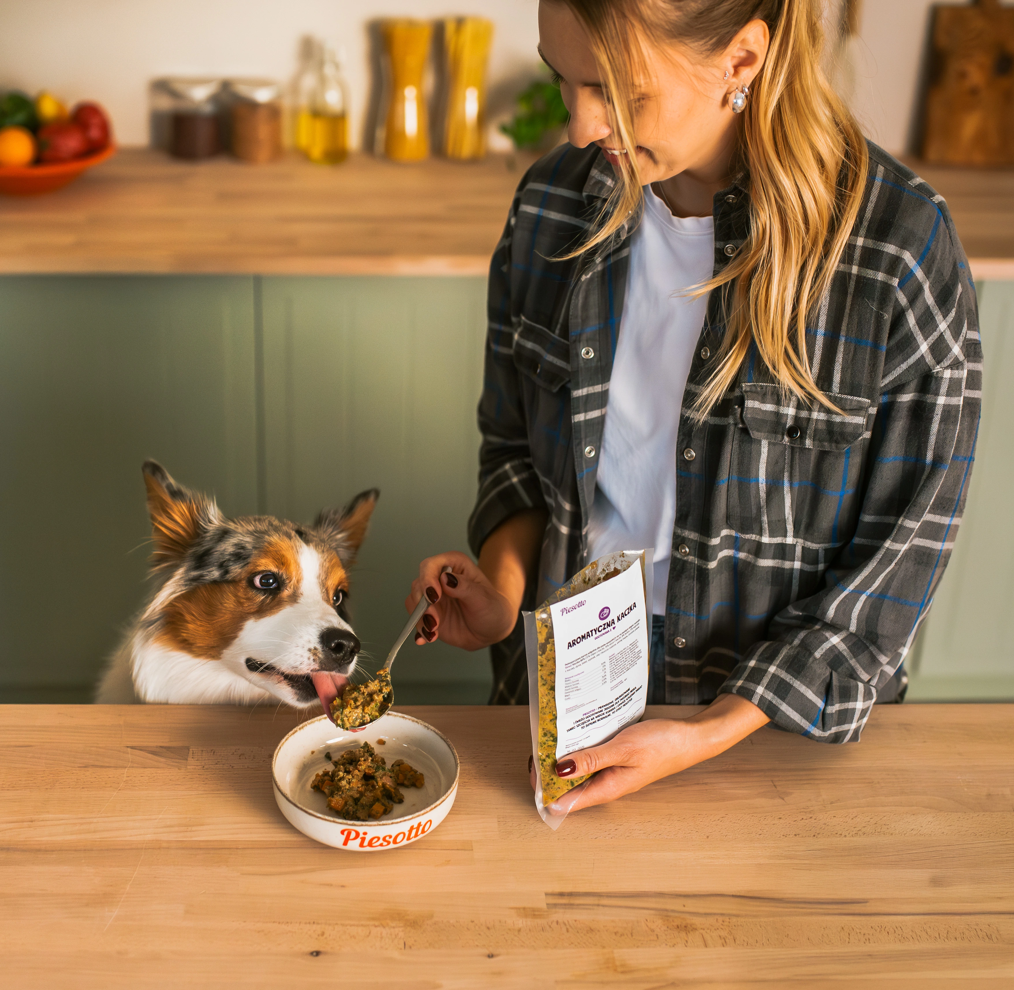 Pies jedzący z miski