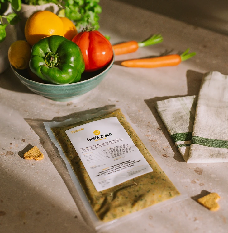 Saszetka z jedzeniem na blacie kuchennym