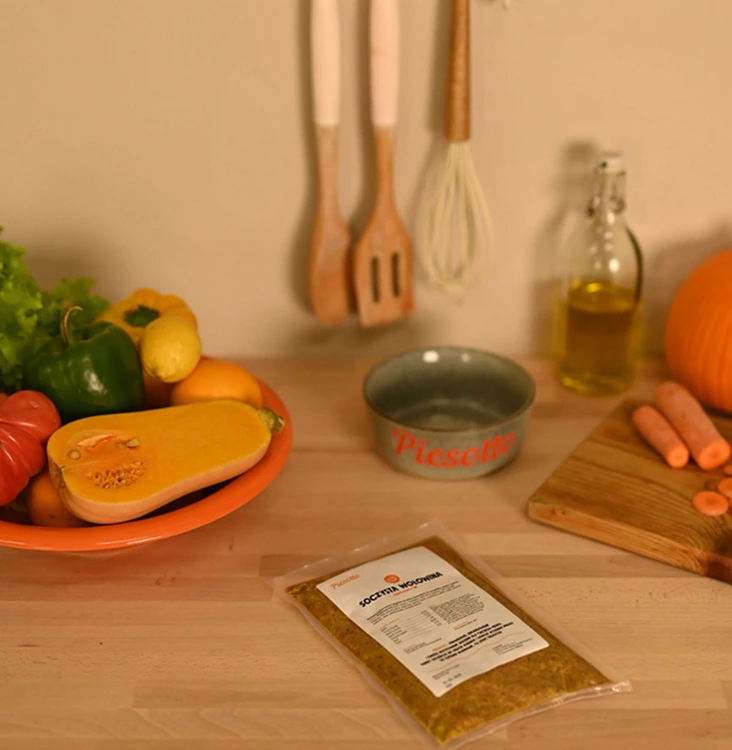 Saszetka z jedzeniem na stole kuchennym