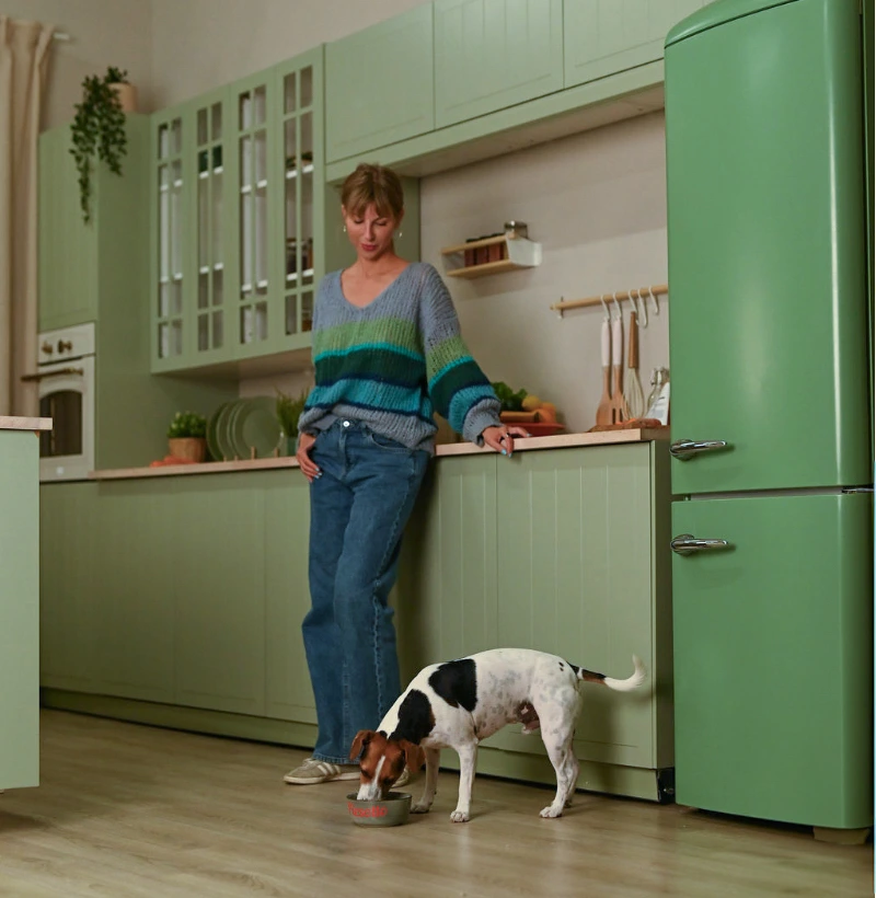 Pies i dziewczyna w kuchni