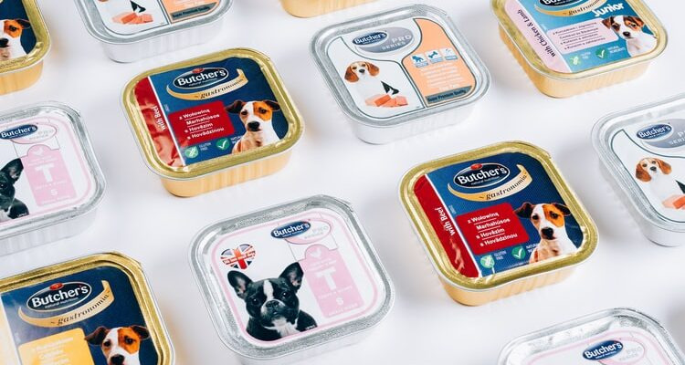 Jak czytać etykiety karm dla psów? Poznaj triki producentów.